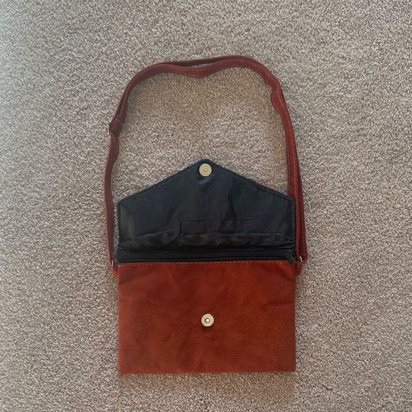 Floral Embroidered leather Brown crossbody Bag - Guatemala artisanal bag - Picture 2 of 5